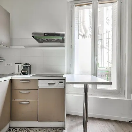 Appartamento Superb 1br Flat 2min Walk From The Metro Station Parigi