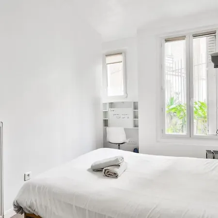 Superb 1br Flat 2min Walk From The Metro Station Appartamento